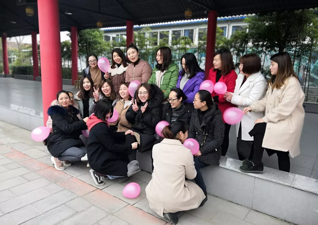 羞羞视频在线观看護欄慶祝3.8女神節美的祝福,送給天下（xià）所有辛苦的女人!