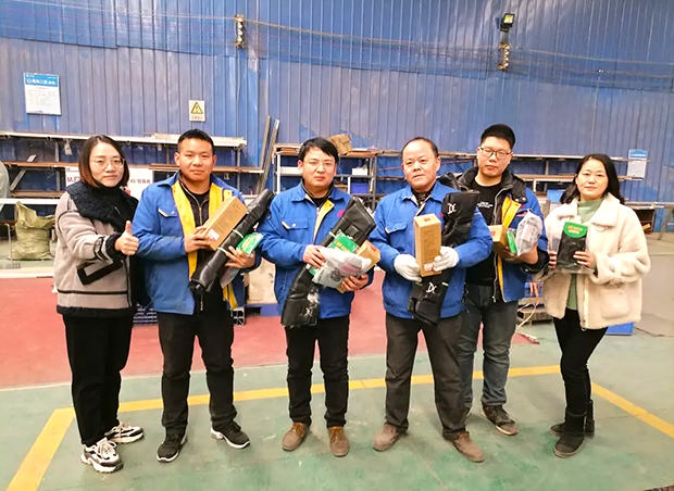 羞羞视频在线观看護欄公司工會開展車間送溫暖慰問活動