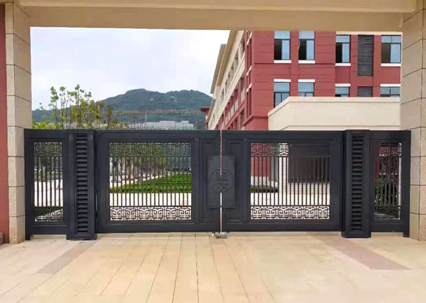 鹹寧赤壁（bì）學校鋁合金大門<a href=http://www.weihaifc.net/product/weiqianzalan/ target=_blank class=infotextkey>柵欄</a>工程