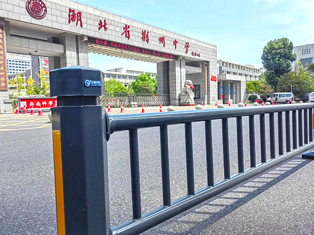 湖北荊州市政道路交（jiāo）通護欄案例