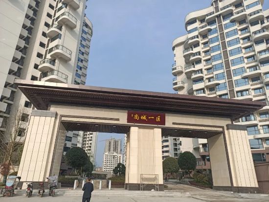 四川潤誠 . 尚城一區護欄<a href=http://www.weihaifc.net/product/baiyekongdiao/ target=_blank class=infotextkey>百葉窗</a>豎（shù）杆項目