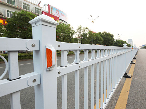鑄鐵道路（lù）護欄與鐵藝道路護欄的差別
