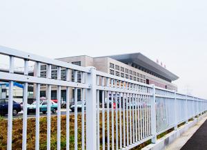 製造園區鋅鋼護欄哪（nǎ）家物（wù）美價廉