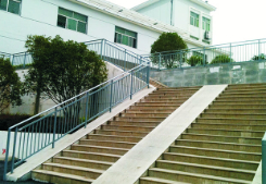 室外（wài）坡（pō）道鋅鋼防護欄（lán）杆設置生產（chǎn）要（yào）求