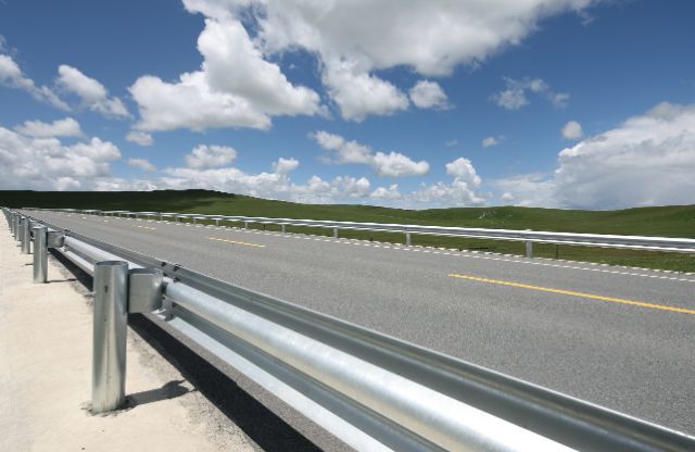 道路波形（xíng）護欄日常如何維護